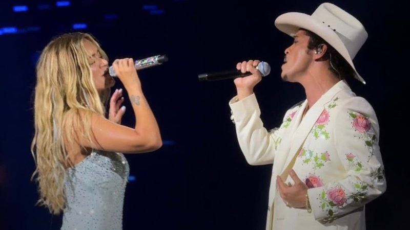 Karol G y Bruno Mars graban en vivo el videoclip de “Still” en Los Ángeles