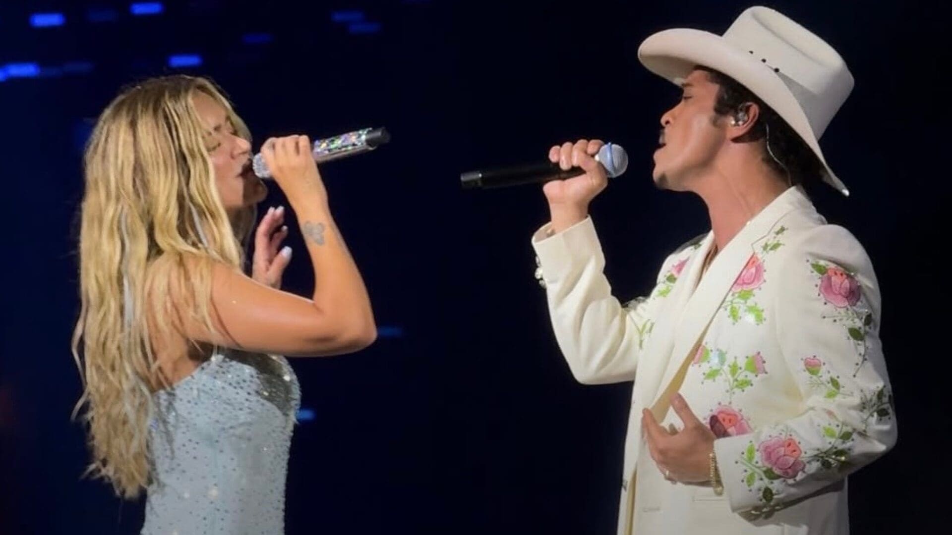 Karol G y Bruno Mars graban en vivo el videoclip de “Still” en Los Ángeles